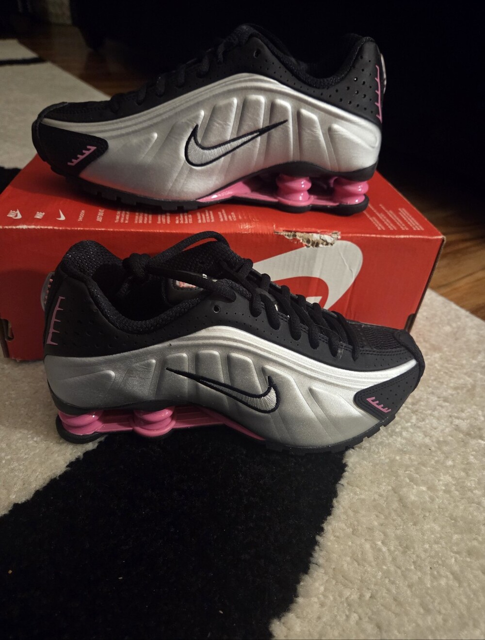 NIKE SHOX R4 BLK/PINK/ METALLIC SILVER SNEAKER SZ 7W